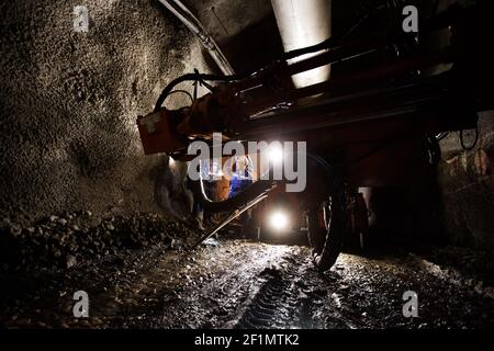 Khromtau, Region Aktobe, Kasachstan - Mai 06 2012: Erzbergbaumaschine und Ingenieure. Goldmine unterirdische Galerie. Stockfoto