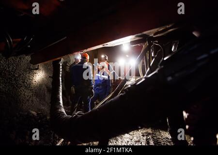 Khromtau, Region Aktobe, Kasachstan - Mai 06 2012: Unterirdische Galerie der Golderzmine. Bergbaumaschine und Ingenieure. Stockfoto