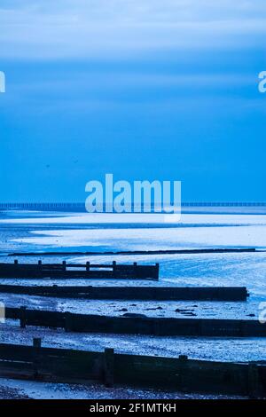 Abstrakter Blick auf East Beach bei Shoeburyness vor Sonnenaufgang Ein sehr blauer Morgen Stockfoto