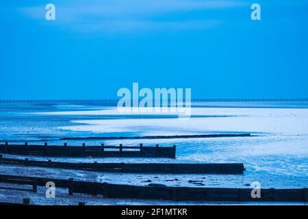 Abstrakter Blick auf East Beach bei Shoeburyness vor Sonnenaufgang Ein sehr blauer Morgen Stockfoto