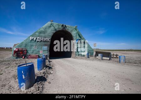 Khromtau, Region Aktobe, Kasachstan - Mai 06 2012: Portal der Golderzmine. Titel: Firmenlogo von Steinbruch und Mechel. Blauer Kunststoffbehälter mit Beton. Blu Stockfoto