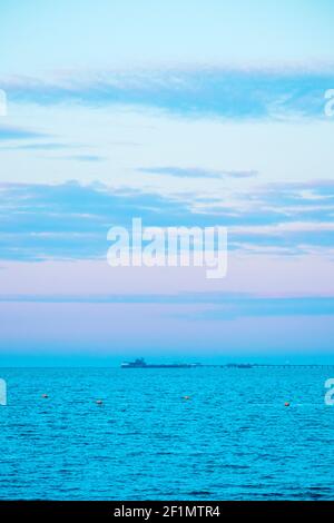 Vor Sonnenaufgang, Southend-on-Sea Pier unter einem ruhigen Himmel mit sanften Pastelltönen Stockfoto