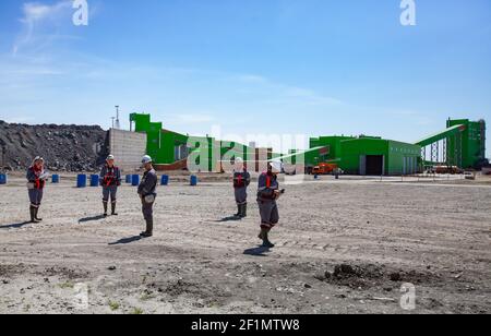 Khromtau, Region Aktöbe, Kasachstan - Mai 06 2012: Gruppe von Bergleuten in weißen Harthüten. Auf Grünerz-Konzentrations-Anlage (Verarbeitungsanlage) industriell b Stockfoto