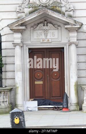 Obdachloser Mann während der Coronavirus Covid-19 Pandemiesperre, schlafen rau in der Tür am Waterloo Place London Stockfoto