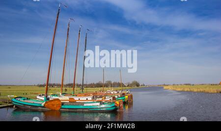 Traditionelle hölzerne Segelschiffe im Kanal in Sloten, Niederlande Stockfoto