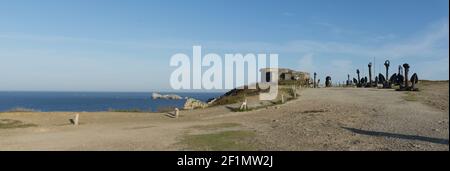 Bunker und Schlachtschiff Anker Denkmal des Zweiten Weltkriegs Atlantische Schlacht bei Die Pointe de Penhir in der Bretagne Stockfoto