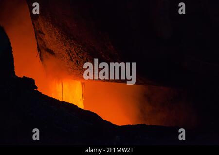 Schmelzen von Kupfer im Pierce-Smith-Konverter. Nahaufnahme des Metallurgieeiters mit flüssigem Metall. Metallurgie-Werkstatt der Firma Kazzinc,USt'-Kamenogorsk. Stockfoto