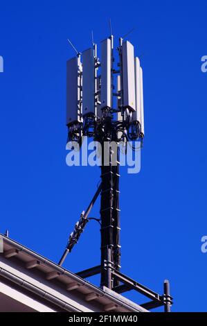 Handy-Masten auf einem Hausdach in Frankfurt. Stockfoto