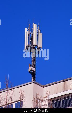 Handy-Masten auf einem Hausdach in Frankfurt. Stockfoto