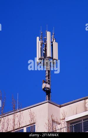 Handy-Masten auf einem Hausdach in Frankfurt. Stockfoto