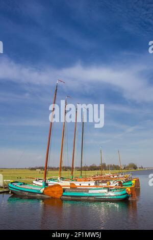 Traditionelle hölzerne Segelschiffe im Kanal in Sloten, Niederlande Stockfoto