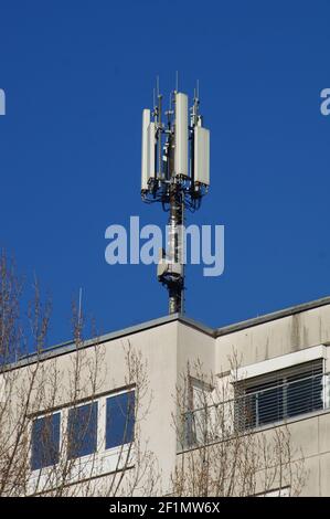 Handy-Masten auf einem Hausdach in Frankfurt. Stockfoto