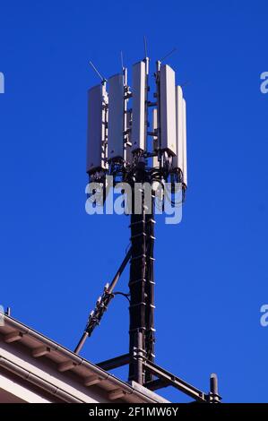 Handy-Masten auf einem Hausdach in Frankfurt. Stockfoto