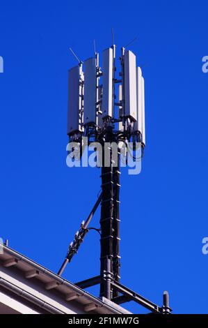Handy-Masten auf einem Hausdach in Frankfurt. Stockfoto