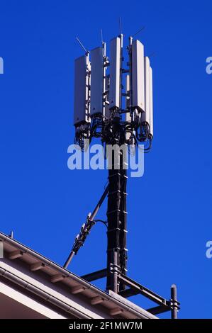 Handy-Masten auf einem Hausdach in Frankfurt. Stockfoto