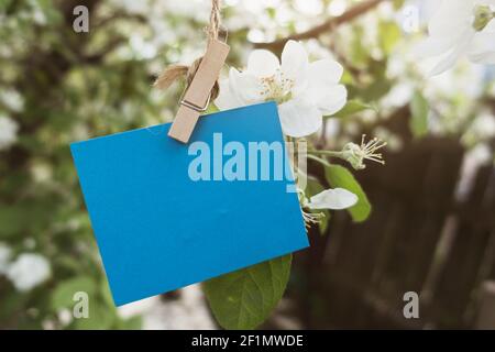 Ein leeres Stück Papier, das an einer Kleidernadel hängt Stockfoto