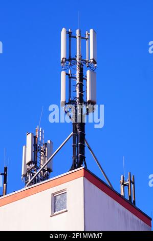 Handy-Masten auf einem Hausdach in Oberursel, Deutschland. Stockfoto