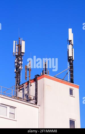 Handy-Masten auf einem Hausdach in Oberursel, Deutschland. Stockfoto
