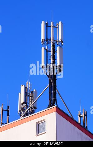 Handy-Masten auf einem Hausdach in Oberursel, Deutschland. Stockfoto
