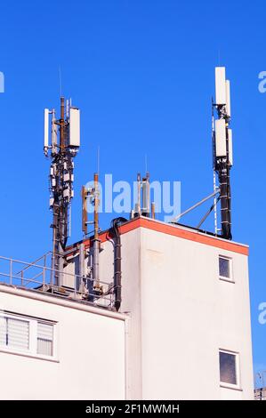 Handy-Masten auf einem Hausdach in Oberursel, Deutschland. Stockfoto