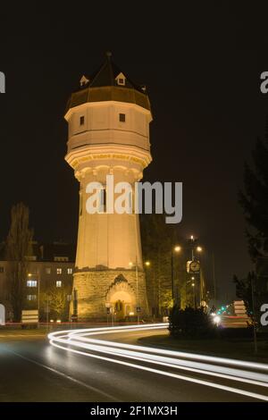 Lichtspuren vor dem Wasserturm in Wiener Neustadt, Österreich. Stockfoto