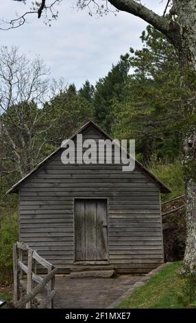 Holzgebäude auf einem Bauernhof in den Blue Ridge Mountains. Stockfoto