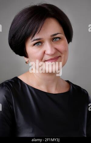 Porträt einer schönen Frau mittleren Alters. Europäischer Stil blauäugig Brünette Stockfoto