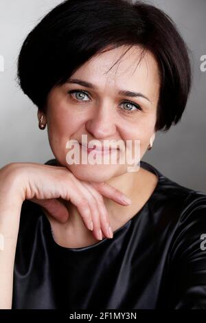 Porträt einer schönen Frau mittleren Alters. Europäischer Stil blauäugig Brünette Stockfoto