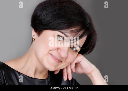 Porträt einer schönen Frau mittleren Alters. Europäischer Stil blauäugig Brünette Stockfoto