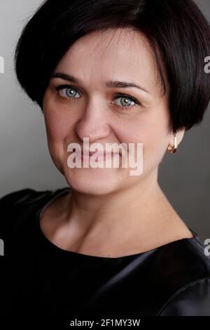 Porträt einer schönen Frau mittleren Alters. Europäischer Stil blauäugig Brünette Stockfoto