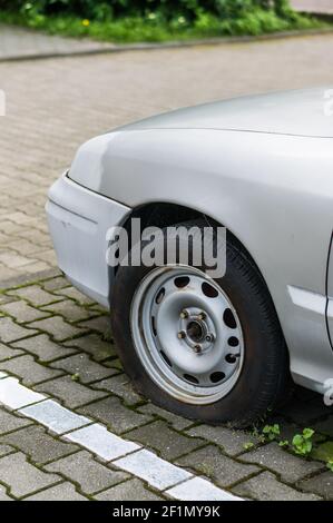 POSEN, POLEN - 11. Sep 2017: Beschädigter Reifen eines geparkten Autos Stockfoto