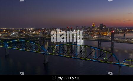 Die Big Four Bridge hilft Fußgängern, den Ohio River zu überqueren Zwischen Louisville und Jeffersonville Stockfoto