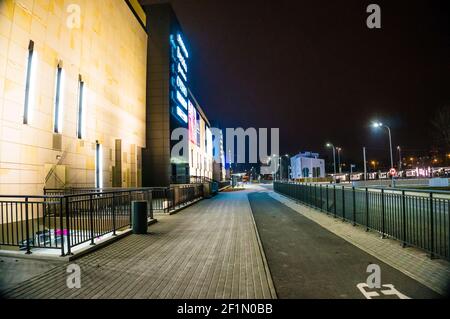 POSEN, POLEN - 13. Feb 2017: Bürgersteig und Radweg neben dem Einkaufszentrum Posnania bei Nacht Stockfoto