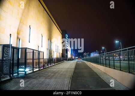 POSEN, POLEN - 13. Feb 2017: Bürgersteig und Radweg neben dem Einkaufszentrum Posnania bei Nacht Stockfoto
