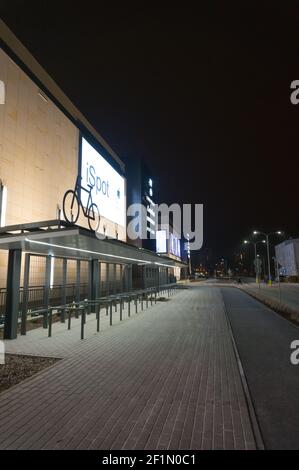 POZNAN, POLEN - 13. Feb 2017: Fahrradständer aus Metall neben dem neuen Einkaufszentrum Posnania bei Nacht Stockfoto
