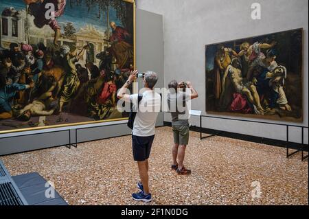 Venedig. Italien. Galleria dell'Accademia (Gallerie dell'Accademia), Besucher der Galerie bewundern die Werke von Tintoretto. Gemälde von Jacopo Tintoretto ( Stockfoto