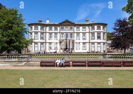 Außenansicht der Fassade von Sewerby Hall, einem georgianischen Landhaus in der Nähe von Bridlington, East Yorkshire Stockfoto