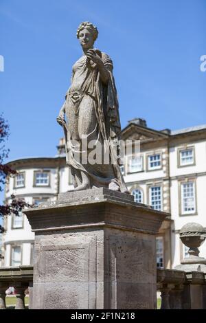 Klassische Skulptur einer weiblichen Figur auf dem Gelände der Sewerby Hall in der Nähe von Bridlington, East Yorkshire Stockfoto