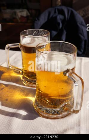 Zwei große Gläser Bier an einem sonnigen Tag Stockfoto