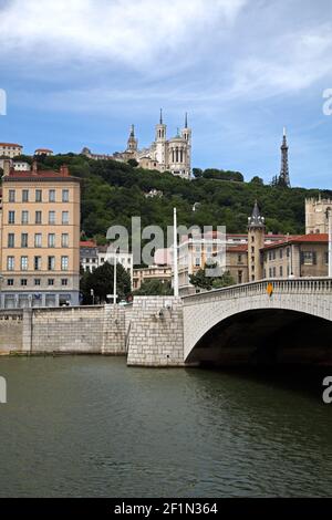 Die Pont Bonaparte über den Fluss Saône in der Stadt Von Lyon mit der Basilique Nôtre-Dame-de-Fourvière oben auf der Colline de Fourvière Stockfoto