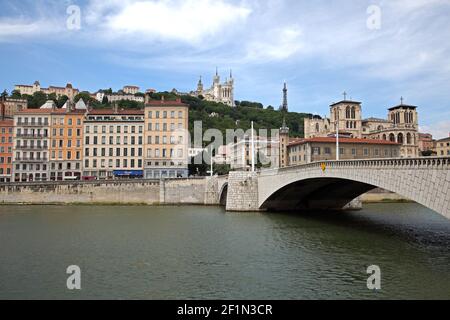 Die Pont Bonaparte über den Fluss Saône bei Lyon mit Die Basilique Nôtre-Dame-de-Fourvière oben auf der Colline de Fourvière Stockfoto