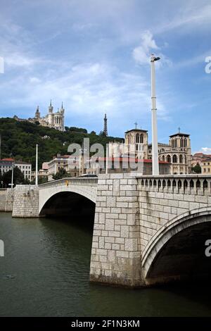 Die Pont Bonaparte über den Fluss Saône und Cathédrale-St-Jean-Baptiste mit der Basilique Nôtre-Dame-de-Fourvière oben auf der Colline de Fourvière. Stockfoto