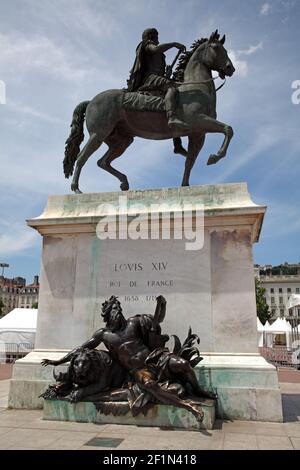 Reiterstatue von Louis XIV auf dem Place Bellecour zwischen den Flüsse Saône (1818) und Rhône in Lyon mit der Basilique Nôtre-Dame-de-Fourvière Beyond Stockfoto