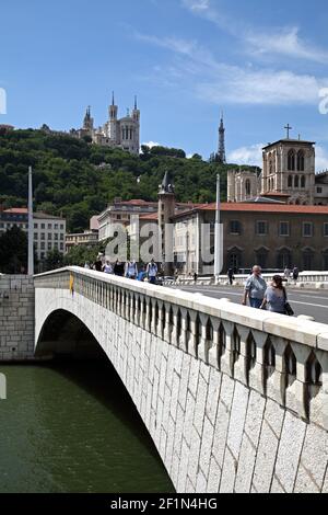 Die Pont Bonaparte über den Fluss Saône in Lyon und Cathédrale-St-Jean-Baptiste mit der Basilique Nôtre-Dame-de-Fourvière oben. Stockfoto