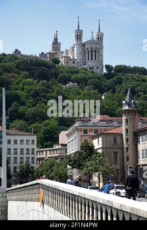 Die Pont Bonaparte über den Fluss Saône in Lyon mit der Basilique Nôtre-Dame-de-Fourvière oben. Stockfoto