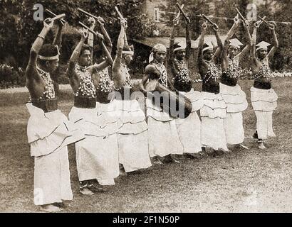 Eine alte Illustration, die Pfadfinder aus Ceylon (heute Sri Lanka) in Nationaltracht beim vierten Pfadfinder-Jamboree in Ungarn zeigt. Die 4th World Scout Jamboree (Cserkész Világdzsembori) war eine Versammlung von Pfadfinder aus 46 verschiedenen Ländern, vom 2. Bis 13. August 1933 und von Baden Powell und 25.792 Pfadfinder besucht. Sie campten rund um den Königspalast im Königlichen Wald von Gödöllő, etwa 11 Meilen (18 Kilometer) von der Hauptstadt von Budapest entfernt. Stockfoto