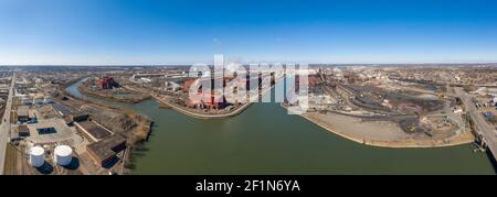 Dearborn, Michigan - Ford's River Rouge Manufacturing Complex auf dem Rouge River. Das umfasst mehrere Ford Fabriken und eine AK Steel Mill. Stockfoto