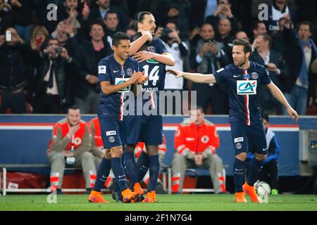 Zlatan Ibrahimovic (psg) feierte sein Tor mit Blaise Mathuidi (psg) während des französischen Cup-Fußballspiels zwischen Paris Saint Germain und AS Saint Etienne am 8. April 2015 im Stadion Parc des Princes in Paris, Frankreich. Foto Stephane Allaman / DPPI Stockfoto