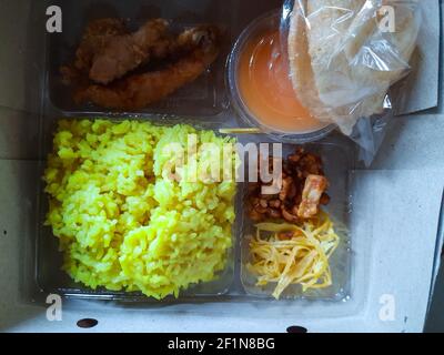 Indonesischer ramadan Reis Lunch Box namens Aneka Nasi Kotak. Ein iftar-Snack-Geschenk für den Fastenmonat. Das Fastenbrechen mit Ei, Gemüse und Fleisch. Stockfoto