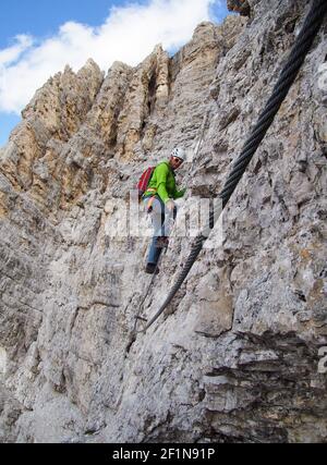 Männlicher Bergsteiger auf einer steilen und exponierten Felswand Klettern auf einem Klettersteig Stockfoto